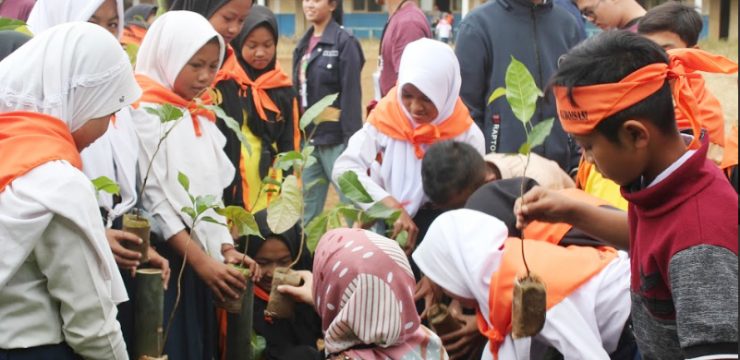Cegah Terulangnya Banjir Bandang Garut: Tim Pengmas FMIPA UI Ajak Siswa SMP Dan Warga Tanam 1000 Pohon