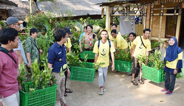 Tim Pengmas FMIPA UI Dorong Warga Desa Sukajadi Peduli Tanaman Bakau