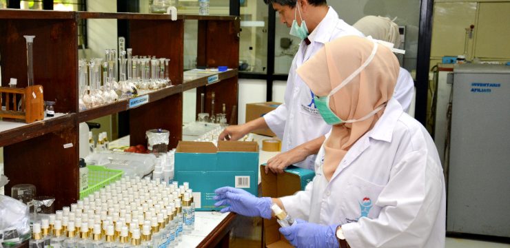 Perluas Jangkauan Distribusi Departemen Kimia FMIPA UI Kembali Bagikan Hand Sanitizer Hingga ke Fasyankes
