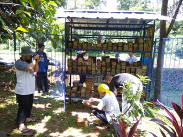 Tim Pengmas FMIPA UI Kolaborasi Beri Pelatihan Olah Lebah dan Sampah sebagai Sumber Pendapatan Rumah Tangga