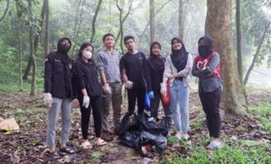 Himpunan Mahasiswa Departemen (HMD) Geografi UI menggelar aksi bersih-bersih di sekitar Danau Puspa UI, Kamis, 1 Juni 2023