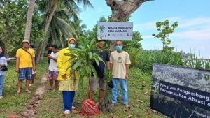 Tim Pengmas FMIPA UI Lakukan Penanaman Bakau dan Pengembangan Wisata di Pantai Lagundi Carita Banten